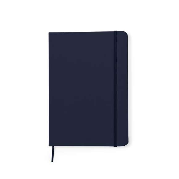 Bloc de notas con tapas rígidas fabricadas en polipiel reciclada en distintos colores. Interior con 100 hojas de disposición a una raya. Incluye elástico de cierre del mismo color. Con distintivo Polipiel Reciclada. Presentado en bolsa individual reciclada.La polipiel destaca por su resistencia y elasticidad. Este material reciclado y reciclable es una opción sostenible que rescata las fibras desechadas en los procesos de fabricación, minimizando así el desperdicio de material y contribuyendo a su vez a reducir el impacto ambiental, manteniendo a la vez sus propiedades originales.