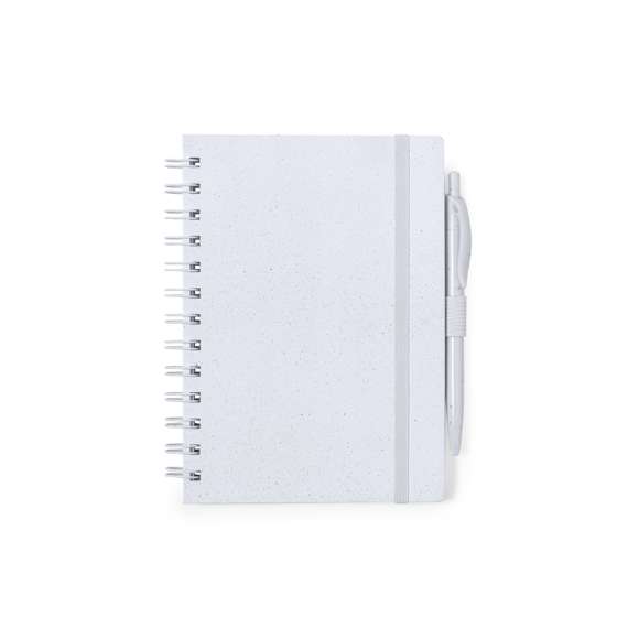 Set de libreta y bolígrafo. Libreta de anillas con tapas rígidas fabricadas en RABS y bolígrafo a juego. De tamaño A5, con elástico de cierre elegante disponible en amplia variedad de colores. Interior con 70 hojas blancas con disposición a una raya. Bolígrafo de mecanismo pulsador en RABS con tinta azul. Incluyen distintivo RABS. Presentado en bolsa individual reciclada.