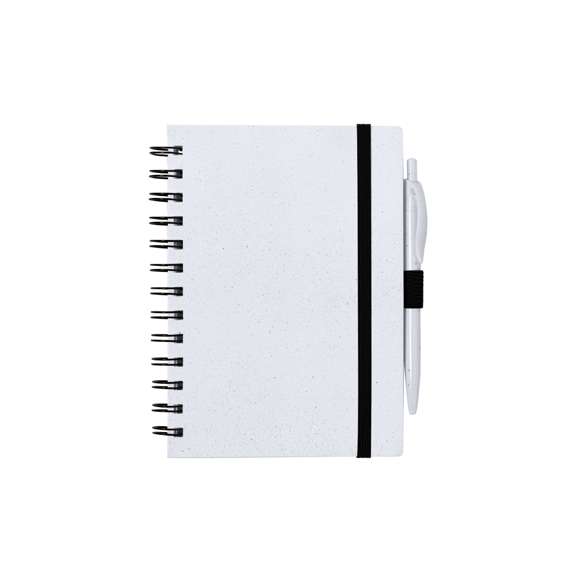 Set de libreta y bolígrafo. Libreta de anillas con tapas rígidas fabricadas en RABS y bolígrafo a juego. De tamaño A5, con elástico de cierre elegante disponible en amplia variedad de colores. Interior con 70 hojas blancas con disposición a una raya. Bolígrafo de mecanismo pulsador en RABS con tinta azul. Incluyen distintivo RABS. Presentado en bolsa individual reciclada.