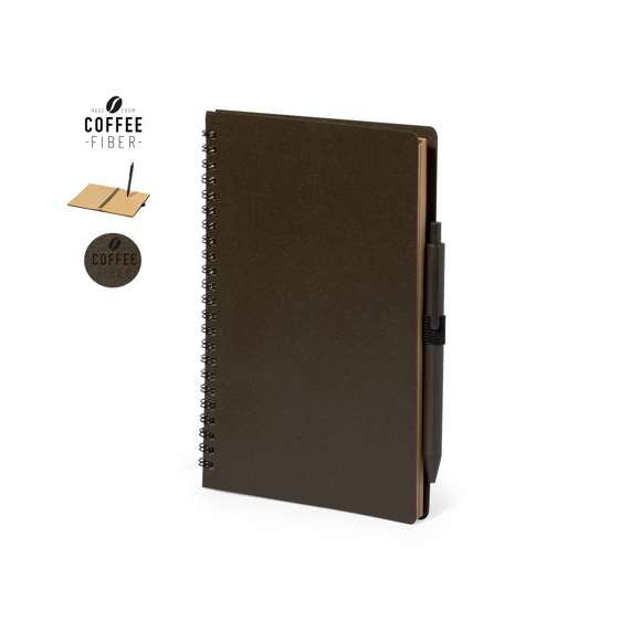Set de libreta y bolígrafo. Libreta de anillas con tapas fabricadas en suave fibra de café y soporte para el bolígrafo. De 80 hojas con diseño eco y disposición a una raya. Bolígrafo de mecanismo pulsador, con cuerpo en fibra de café y tinta azul. Incluye distintivo fibra de café impreso en libreta y bolígrafo. Presentado en bolsa individual reciclada.La fibra de café se elaborada a partir de los residuos producidos en la obtención del café. Una alternativa sostenible que favorece la reducción del uso de plásticos, ahorrando energía en el proceso de fabricación y fomentando así el cuidado del medio ambiente.