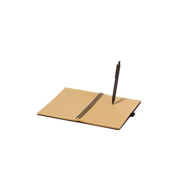 Set de libreta y bolígrafo. Libreta de anillas con tapas fabricadas en suave fibra de café y soporte para el bolígrafo. De 80 hojas con diseño eco y disposición a una raya. Bolígrafo de mecanismo pulsador, con cuerpo en fibra de café y tinta azul. Incluye distintivo fibra de café impreso en libreta y bolígrafo. Presentado en bolsa individual reciclada.La fibra de café se elaborada a partir de los residuos producidos en la obtención del café. Una alternativa sostenible que favorece la reducción del uso de plásticos, ahorrando energía en el proceso de fabricación y fomentando así el cuidado del medio ambiente.