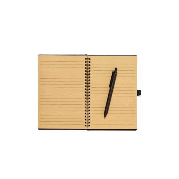 Set de libreta y bolígrafo. Libreta de anillas con tapas fabricadas en suave fibra de café y soporte para el bolígrafo. De 80 hojas con diseño eco y disposición a una raya. Bolígrafo de mecanismo pulsador, con cuerpo en fibra de café y tinta azul. Incluye distintivo fibra de café impreso en libreta y bolígrafo. Presentado en bolsa individual reciclada.La fibra de café se elaborada a partir de los residuos producidos en la obtención del café. Una alternativa sostenible que favorece la reducción del uso de plásticos, ahorrando energía en el proceso de fabricación y fomentando así el cuidado del medio ambiente.