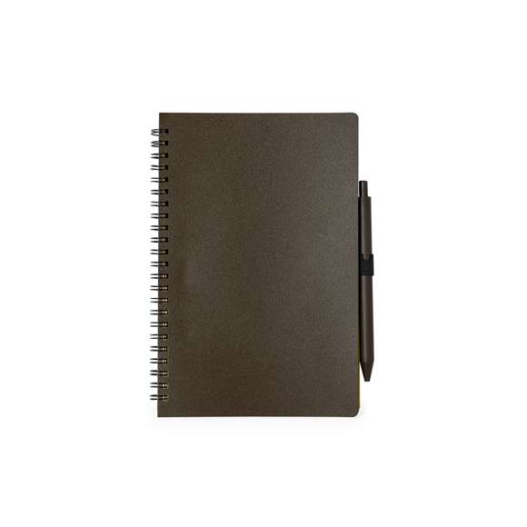 Set de libreta y bolígrafo. Libreta de anillas con tapas fabricadas en suave fibra de café y soporte para el bolígrafo. De 80 hojas con diseño eco y disposición a una raya. Bolígrafo de mecanismo pulsador, con cuerpo en fibra de café y tinta azul. Incluye distintivo fibra de café impreso en libreta y bolígrafo. Presentado en bolsa individual reciclada.La fibra de café se elaborada a partir de los residuos producidos en la obtención del café. Una alternativa sostenible que favorece la reducción del uso de plásticos, ahorrando energía en el proceso de fabricación y fomentando así el cuidado del medio ambiente.