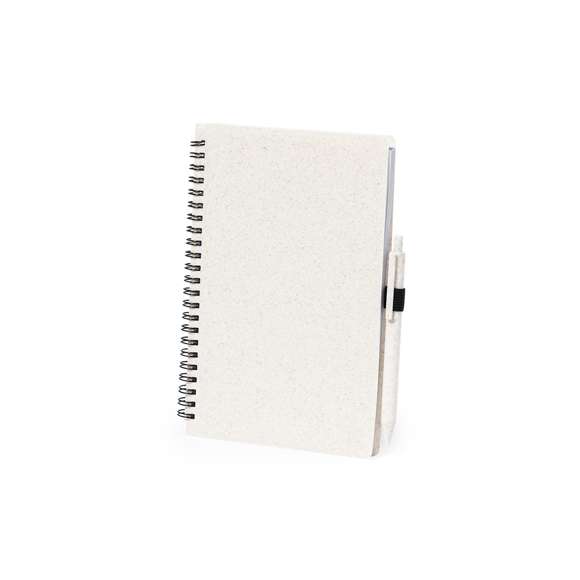 Set de libreta y bolígrafo. Libreta de anillas con tapas en caña de trigo y soporte para el bolígrafo. De 80 hojas con diseño eco y disposición a una raya. Bolígrafo de mecanismo pulsador, con cuerpo en caña de trigo y tinta azul. Con distintivo Wheat Straw. Presentado en bolsa individual reciclada.Elaborado con elementos vegetales para así fomentar la utilización de materias primas naturales y reducir las emisiones contaminantes.