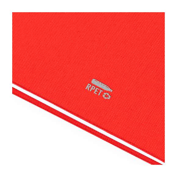 Libreta de anillas A5 con tapas duras en resistente material RPET 300D. Interior con 100 hojas a una raya y 100% recicladas microperforadas. Incluye distintivo RPET en contraportada. Presentado en bolsa individual reciclada.El material RPET se elabora a partir de plástico reciclado, para así fomentar la reutilización de residuos plásticos y ayudar a la sostenibilidad del planeta.