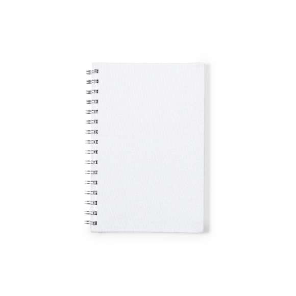 Libreta de anillas A5 con tapas duras en resistente material RPET 300D. Interior con 100 hojas a una raya y 100% recicladas microperforadas. Incluye distintivo RPET en contraportada. Presentado en bolsa individual reciclada.El material RPET se elabora a partir de plástico reciclado, para así fomentar la reutilización de residuos plásticos y ayudar a la sostenibilidad del planeta.