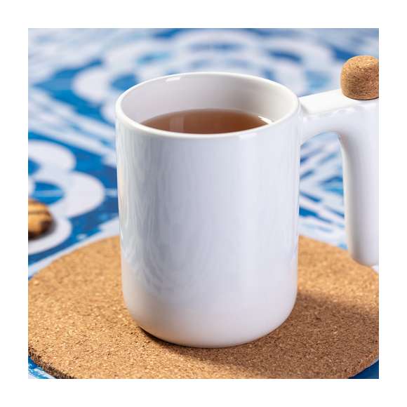 Taza de cerámica de 500 ml de capacidad, con exterior acabado brillo. Con original agitador extensible integrado en el asa, fabricado en combinación de acero inoxidable y corcho. Presentada en caja individual de diseño kraft.