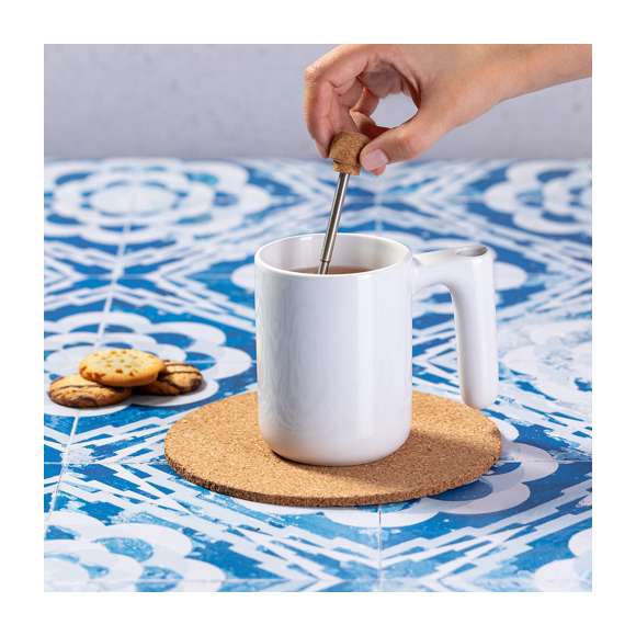 Taza de cerámica de 500 ml de capacidad, con exterior acabado brillo. Con original agitador extensible integrado en el asa, fabricado en combinación de acero inoxidable y corcho. Presentada en caja individual de diseño kraft.