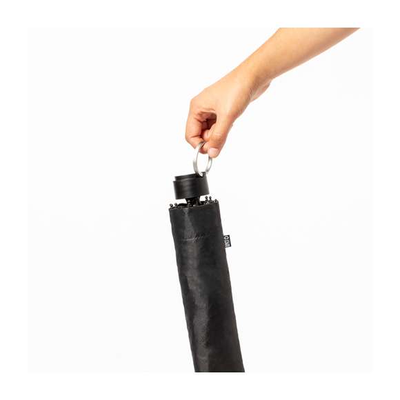 Paraguas plegable de 98cm de diámetro. En material pongee 190T RPET. De apertura manual, con sistema anti viento y varillas fabricadas en fibra de vidrio. Con mango ergonómico con práctica asa metálica de transporte, funda de transporte a juego y cierre con velcro a juego. Con etiqueta distintiva RPET. Presentado en bolsa individual reciclada.El material RPET se elabora a partir de plástico reciclado, para así fomentar la reutilización de residuos plásticos y ayudar a la sostenibilidad del planeta.