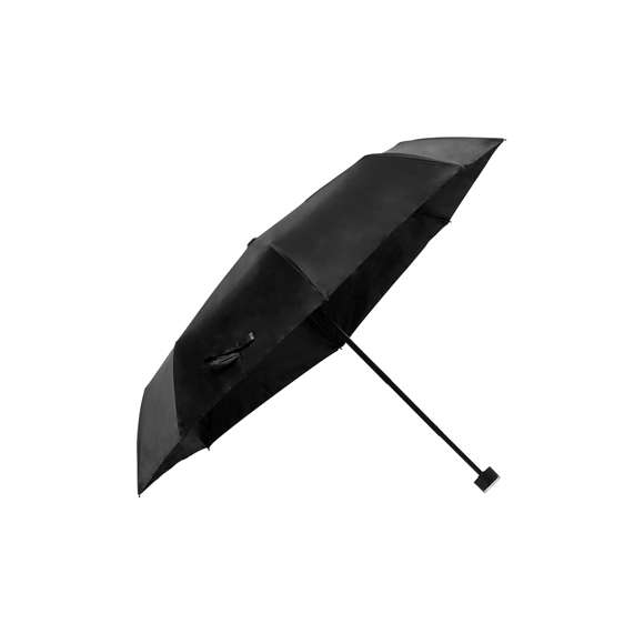 Paraguas plegable de 98cm de diámetro. En material pongee 190T RPET. De apertura manual, con sistema anti viento y varillas fabricadas en fibra de vidrio. Con mango ergonómico con práctica asa metálica de transporte, funda de transporte a juego y cierre con velcro a juego. Con etiqueta distintiva RPET. Presentado en bolsa individual reciclada.El material RPET se elabora a partir de plástico reciclado, para así fomentar la reutilización de residuos plásticos y ayudar a la sostenibilidad del planeta.