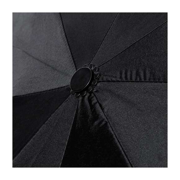 Paraguas plegable de 98cm de diámetro. En material pongee 190T RPET. De apertura manual, con sistema anti viento y varillas fabricadas en fibra de vidrio. Con mango ergonómico con práctica asa metálica de transporte, funda de transporte a juego y cierre con velcro a juego. Con etiqueta distintiva RPET. Presentado en bolsa individual reciclada.El material RPET se elabora a partir de plástico reciclado, para así fomentar la reutilización de residuos plásticos y ayudar a la sostenibilidad del planeta.