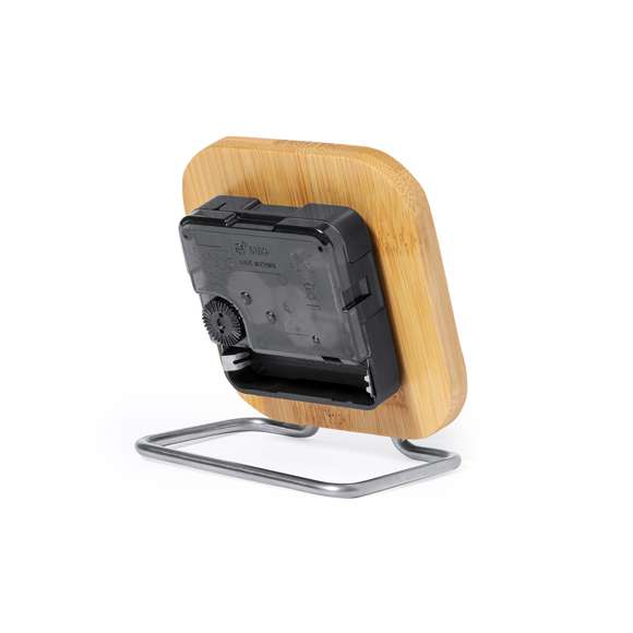 Reloj de mesa fabricado en bambú barnizado y resistente acero inoxidable. Un accesorio decorativo que no podrá faltar en su mesa. Alimentación a pilas (1xAA No incluida). Presentado en caja individual de diseño kraft.Materiales como el bambú fomentan la utilización de materias primas naturales reduciendo las emisiones contaminantes. Además, el bambú proviene de una planta de gran resistencia y versatilidad, con crecimiento y regeneración rápida, siendo una excelente alternativa al uso de madera tradicional.