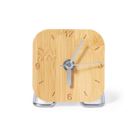 Reloj de mesa fabricado en bambú barnizado y resistente acero inoxidable. Un accesorio decorativo que no podrá faltar en su mesa. Alimentación a pilas (1xAA No incluida). Presentado en caja individual de diseño kraft.Materiales como el bambú fomentan la utilización de materias primas naturales reduciendo las emisiones contaminantes. Además, el bambú proviene de una planta de gran resistencia y versatilidad, con crecimiento y regeneración rápida, siendo una excelente alternativa al uso de madera tradicional.
