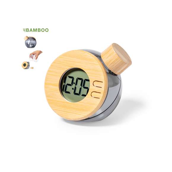 Elegante y sostenible reloj de mesa, fabricado en bambú natural.Funcionamiento único, sin necesidad de baterías. Simplemente funciona con agua, un tributo a la sostenibilidad y la innovación.Gran pantalla LCD que muestra la hora en formato de 12 horas, AM y PM. Incluye indicador de fecha que proporciona información adicional de un solo vistazo. Este sorprendente reloj viene presentado en una caja de diseño kraft y protegido con papel, reforzando así su estética natural y consciente.Materiales como el bambú fomentan la utilización de materias primas naturales reduciendo las emisiones contaminantes. Además, el bambú proviene de una planta de gran resistencia y versatilidad, con crecimiento y regeneración rápida, siendo una excelente alternativa al uso de madera tradicional.