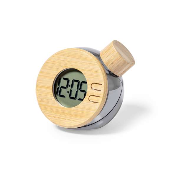 Elegante y sostenible reloj de mesa, fabricado en bambú natural.Funcionamiento único, sin necesidad de baterías. Simplemente funciona con agua, un tributo a la sostenibilidad y la innovación.Gran pantalla LCD que muestra la hora en formato de 12 horas, AM y PM. Incluye indicador de fecha que proporciona información adicional de un solo vistazo. Este sorprendente reloj viene presentado en una caja de diseño kraft y protegido con papel, reforzando así su estética natural y consciente.Materiales como el bambú fomentan la utilización de materias primas naturales reduciendo las emisiones contaminantes. Además, el bambú proviene de una planta de gran resistencia y versatilidad, con crecimiento y regeneración rápida, siendo una excelente alternativa al uso de madera tradicional.