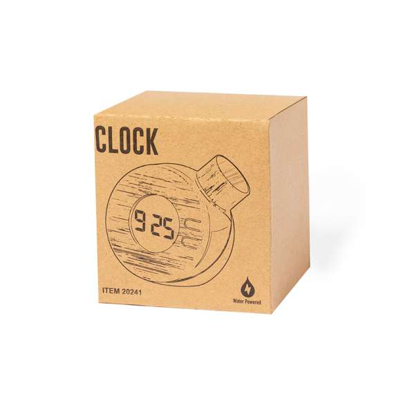 Elegante y sostenible reloj de mesa, fabricado en bambú natural.Funcionamiento único, sin necesidad de baterías. Simplemente funciona con agua, un tributo a la sostenibilidad y la innovación.Gran pantalla LCD que muestra la hora en formato de 12 horas, AM y PM. Incluye indicador de fecha que proporciona información adicional de un solo vistazo. Este sorprendente reloj viene presentado en una caja de diseño kraft y protegido con papel, reforzando así su estética natural y consciente.Materiales como el bambú fomentan la utilización de materias primas naturales reduciendo las emisiones contaminantes. Además, el bambú proviene de una planta de gran resistencia y versatilidad, con crecimiento y regeneración rápida, siendo una excelente alternativa al uso de madera tradicional.