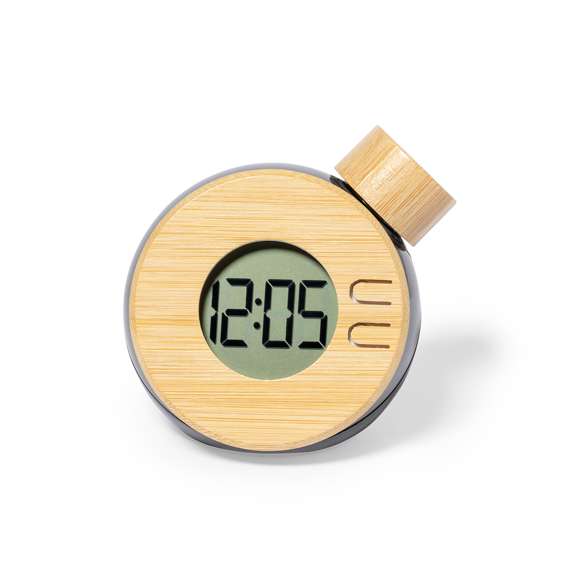 Elegante y sostenible reloj de mesa, fabricado en bambú natural.Funcionamiento único, sin necesidad de baterías. Simplemente funciona con agua, un tributo a la sostenibilidad y la innovación.Gran pantalla LCD que muestra la hora en formato de 12 horas, AM y PM. Incluye indicador de fecha que proporciona información adicional de un solo vistazo. Este sorprendente reloj viene presentado en una caja de diseño kraft y protegido con papel, reforzando así su estética natural y consciente.Materiales como el bambú fomentan la utilización de materias primas naturales reduciendo las emisiones contaminantes. Además, el bambú proviene de una planta de gran resistencia y versatilidad, con crecimiento y regeneración rápida, siendo una excelente alternativa al uso de madera tradicional.