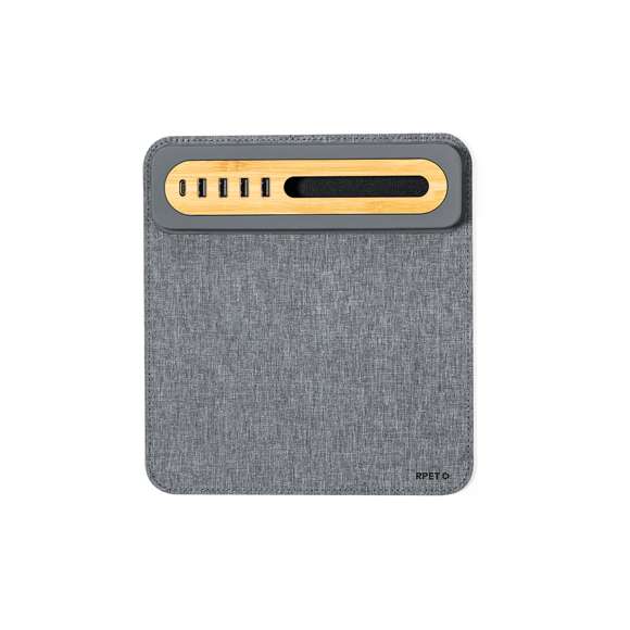 Elegante y funcional alfombrilla fabricada en combinación de suave poliéster RPET y bambú. Con puerto tipo C y cuatro puertos USB 2.0, permitiendo conectar y cargar los dispositivos fácilmente. Con soporte para smartphone y base antideslizante que garantiza un uso cómodo y estable. Introduce una nueva era de conectividad y sostenibilidad en el espacio de trabajo.Presentada en caja individual de diseño kraft y en bolsa reciclada.El material RPET se elabora a partir de plástico reciclado, para así fomentar la reutilización de residuos plásticos y ayudar a la sostenibilidad del planeta.