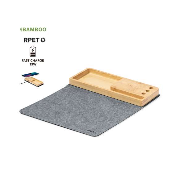 Elegante y funcional alfombrilla plegable fabricada en combinación de suave poliéster RPET y bambú. Con entrada tipo C -cable negro Tipo C incluido- y cargador inalámbrico de 15W,compatible con dispositivos equipados con tecnología de carga inalámbrica Qi. Incluye soporte para smartphone, soporte para bolígrafos, y compartimento libre de almacenaje en bambú. Base antideslizante que garantiza un uso cómodo y estable.Incluye manual de uso en en español e inglés. Presentada en caja individual de diseño kraft y en bolsa reciclada.El material RPET se elabora a partir de plástico reciclado, para así fomentar la reutilización de residuos plásticos y ayudar a la sostenibilidad del planeta.En cumplimiento con los requisitos de seguridad: Sistema de protección contra sobrecalentamiento. Sistema de protección contra sobrecarga. Sistema de bloqueo para evitar cortocircuitos.