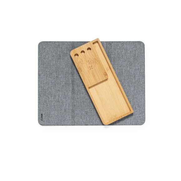 Elegante y funcional alfombrilla plegable fabricada en combinación de suave poliéster RPET y bambú. Con entrada tipo C -cable negro Tipo C incluido- y cargador inalámbrico de 15W,compatible con dispositivos equipados con tecnología de carga inalámbrica Qi. Incluye soporte para smartphone, soporte para bolígrafos, y compartimento libre de almacenaje en bambú. Base antideslizante que garantiza un uso cómodo y estable.Incluye manual de uso en en español e inglés. Presentada en caja individual de diseño kraft y en bolsa reciclada.El material RPET se elabora a partir de plástico reciclado, para así fomentar la reutilización de residuos plásticos y ayudar a la sostenibilidad del planeta.En cumplimiento con los requisitos de seguridad: Sistema de protección contra sobrecalentamiento. Sistema de protección contra sobrecarga. Sistema de bloqueo para evitar cortocircuitos.