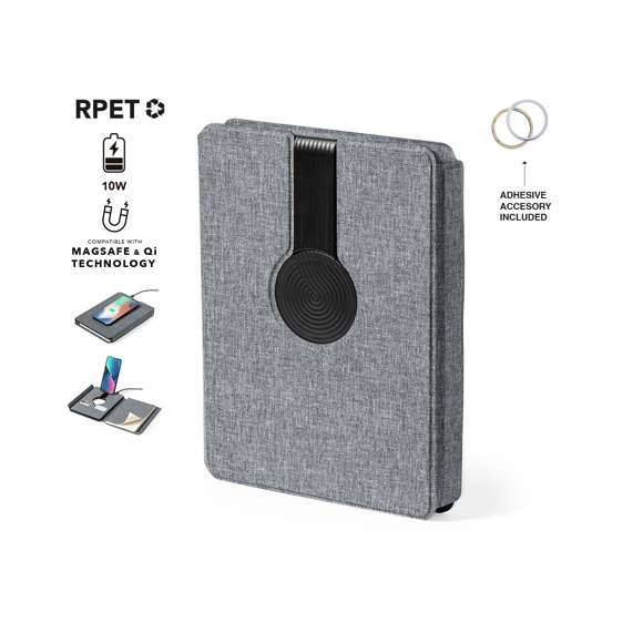 Carpeta/bloc multifunción con cierre magnético fabricada en poliéster 300D RPET, elaborado a partir de plástico reciclado, y etiqueta interior con distintivo RPET.Cargador inalámbrico de 10W, con fijación magnética y multiposición, integrado en portada, que permite usar el dispositivo mientras se está cargando. Accesorio anillo adhesivo incluido, compatible con todos los dispositivos equipados con tecnología Magsafe y Qi. Con cargador inalámbrico para smartwatch en la contraportada interior.Batería integrada de 5.000 mAh de capacidad de carga, con puerto Tipo C de entrada/salida y LEDs indicadores de estado de carga, con cable cargador incluido.Interior con soporte para smartphone y multitud de compartimentos para tarjetas. Soporte para bolígrafo y bloc interior A5 de 64 hojas, con disposición a una raya.Presentada en atractiva caja individual de diseño.Las capacidades mostradas en todas nuestras baterías auxiliares externas son reales, incorporando todas ellas baterías de grado A y no recicladas, con una vida útil de al menos 500 ciclos de carga y según normativa CE. Además, están fabricadas conforme a los estándares RoHS y en cumplimiento con los siguientes requisitos de seguridad:Sistema de protección contra sobrecarga del power bank.Sistema de protección contra descarga completa que proporciona una mayor durabilidad del power bank.Sistema de bloqueo para evitar cortocircuitos.Sistema de transferencia de carga constante, acorde con la capacidad del dispositivo de destino.