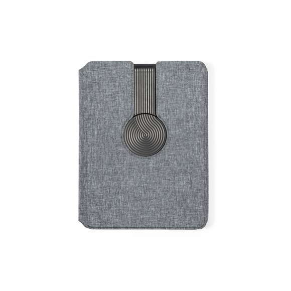 Carpeta/bloc multifunción con cierre magnético fabricada en poliéster 300D RPET, elaborado a partir de plástico reciclado, y etiqueta interior con distintivo RPET.Cargador inalámbrico de 10W, con fijación magnética y multiposición, integrado en portada, que permite usar el dispositivo mientras se está cargando. Accesorio anillo adhesivo incluido, compatible con todos los dispositivos equipados con tecnología Magsafe y Qi. Con cargador inalámbrico para smartwatch en la contraportada interior.Batería integrada de 5.000 mAh de capacidad de carga, con puerto Tipo C de entrada/salida y LEDs indicadores de estado de carga, con cable cargador incluido.Interior con soporte para smartphone y multitud de compartimentos para tarjetas. Soporte para bolígrafo y bloc interior A5 de 64 hojas, con disposición a una raya.Presentada en atractiva caja individual de diseño.Las capacidades mostradas en todas nuestras baterías auxiliares externas son reales, incorporando todas ellas baterías de grado A y no recicladas, con una vida útil de al menos 500 ciclos de carga y según normativa CE. Además, están fabricadas conforme a los estándares RoHS y en cumplimiento con los siguientes requisitos de seguridad:Sistema de protección contra sobrecarga del power bank.Sistema de protección contra descarga completa que proporciona una mayor durabilidad del power bank.Sistema de bloqueo para evitar cortocircuitos.Sistema de transferencia de carga constante, acorde con la capacidad del dispositivo de destino.
