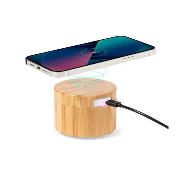 Lámpara multifunción fabricada en bambú. Con altavoz Bluetooth 5.0 de 3W de potencia y cargador inalámbrico de 15W. 2LEDs. Compatible con dispositivos móviles de carga inalámbrica, con cable cargador tipo C y viene presentada en una atractiva caja de diseño kraft. Disponible manual de instrucciones en español e inglés.Elaborado con elementos vegetales para así fomentar la utilización de materias primas naturales y reducir las emisiones contaminantes.