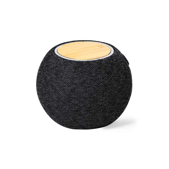 Altavoz multifunción con conexión Bluetooth. Con carga inalámbrica de 15W para dispositivos con tecnología Qi. Carcasa fabricada en bambú y poliéster RPET, 5W de potencia, batería de 1200 mAh y conexión Bluetooth 5.0. Incluye cable cargador Tipo C. Con distintivo RPET y presentado en caja individual de diseño kraft. Disponible manual de instrucciones en español e inglés.El material RPET se elabora a partir de plástico reciclado, para así fomentar la reutilización de residuos plásticos y ayudar a la sostenibilidad del planeta.