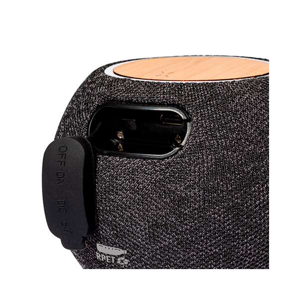 Altavoz multifunción con conexión Bluetooth. Con carga inalámbrica de 15W para dispositivos con tecnología Qi. Carcasa fabricada en bambú y poliéster RPET, 5W de potencia, batería de 1200 mAh y conexión Bluetooth 5.0. Incluye cable cargador Tipo C. Con distintivo RPET y presentado en caja individual de diseño kraft. Disponible manual de instrucciones en español e inglés.El material RPET se elabora a partir de plástico reciclado, para así fomentar la reutilización de residuos plásticos y ayudar a la sostenibilidad del planeta.