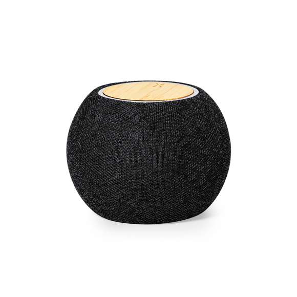 Altavoz multifunción con conexión Bluetooth. Con carga inalámbrica de 15W para dispositivos con tecnología Qi. Carcasa fabricada en bambú y poliéster RPET, 5W de potencia, batería de 1200 mAh y conexión Bluetooth 5.0. Incluye cable cargador Tipo C. Con distintivo RPET y presentado en caja individual de diseño kraft. Disponible manual de instrucciones en español e inglés.El material RPET se elabora a partir de plástico reciclado, para así fomentar la reutilización de residuos plásticos y ayudar a la sostenibilidad del planeta.