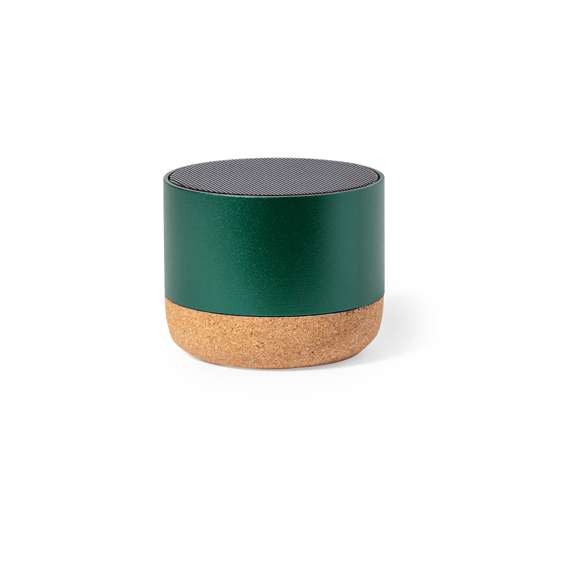 Altavoz fabricado en combinación eco con carcasa de aluminio reciclado y base de corcho natural. Con conexión Bluetooth y 3W de potencia. Batería de litio de 300mAh. Incluye distintivo aluminio reciclado. Presentado en caja individual de diseño kraft. Disponible manual de instrucciones en español e inglés.El aluminio reciclado es un material con posibilidades de reciclaje casi infinitas, sin perder sus propiedades originales y consumiendo menos energía en este proceso.Certificación GRS (Global Recycled Standard / Estándar de Reciclaje Global), que garantiza el origen reciclado del material usado para fabricar el producto.