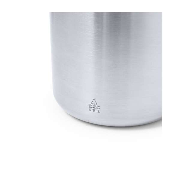Original taza térmica de doble pared y 330 ml de capacidad. Fabricada en acero inox reciclado, con tapa de bambú y asa de cómodo agarre a juego. Con distintivo Acero Inoxidable Reciclado. Presentada en caja individual de diseño kraft y en bolsa reciclada.El acero es uno de los materiales más demandados y que puede encontrarse casi en todas partes, desde productos de uso diario a grandes construcciones. Con innumerables propiedades, entre las que cabe destacar la durabilidad y su alto grado de reutilización, convirtiéndolo en una alternativa muy valorada en soluciones de sostenibilidad. Debidamente tratado, permite obtener nuevos recursos de infinita utilización.