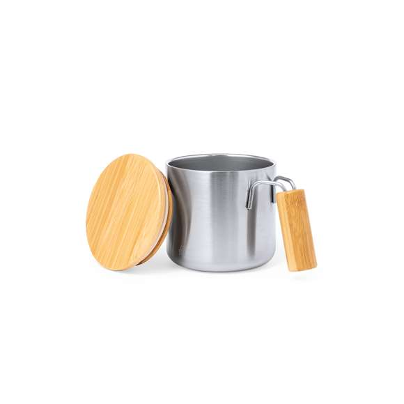 Original taza térmica de doble pared y 330 ml de capacidad. Fabricada en acero inox reciclado, con tapa de bambú y asa de cómodo agarre a juego. Con distintivo Acero Inoxidable Reciclado. Presentada en caja individual de diseño kraft y en bolsa reciclada.El acero es uno de los materiales más demandados y que puede encontrarse casi en todas partes, desde productos de uso diario a grandes construcciones. Con innumerables propiedades, entre las que cabe destacar la durabilidad y su alto grado de reutilización, convirtiéndolo en una alternativa muy valorada en soluciones de sostenibilidad. Debidamente tratado, permite obtener nuevos recursos de infinita utilización.