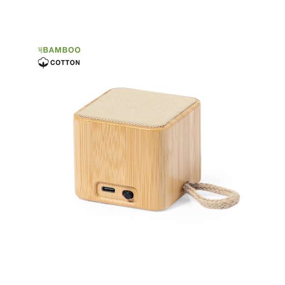 Altavoz inalámbrico con conexión Bluetooth y 3W potencia. Con carcasa en bambú natural en combinación recubrimiento superior de algodón. De tamaño compacto y con práctica asa de transporte en algodón. Batería de litio de 300mAh, con cable de carga Tipo C incluido. Presentado en caja individual de diseño kraft. Disponible manual de instrucciones en español e inglés.Materiales como el bambú fomentan la utilización de materias primas naturales reduciendo las emisiones contaminantes. Proviene de una planta de gran resistencia, versatilidad de crecimiento y de regeneración rápida, siendo una excelente alternativa al uso de madera tradicional.