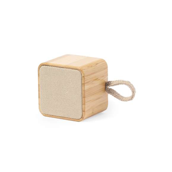 Altavoz inalámbrico con conexión Bluetooth y 3W potencia. Con carcasa en bambú natural en combinación recubrimiento superior de algodón. De tamaño compacto y con práctica asa de transporte en algodón. Batería de litio de 300mAh, con cable de carga Tipo C incluido. Presentado en caja individual de diseño kraft. Disponible manual de instrucciones en español e inglés.Materiales como el bambú fomentan la utilización de materias primas naturales reduciendo las emisiones contaminantes. Proviene de una planta de gran resistencia, versatilidad de crecimiento y de regeneración rápida, siendo una excelente alternativa al uso de madera tradicional.