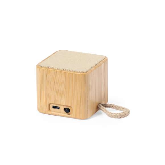 Altavoz inalámbrico con conexión Bluetooth y 3W potencia. Con carcasa en bambú natural en combinación recubrimiento superior de algodón. De tamaño compacto y con práctica asa de transporte en algodón. Batería de litio de 300mAh, con cable de carga Tipo C incluido. Presentado en caja individual de diseño kraft. Disponible manual de instrucciones en español e inglés.Materiales como el bambú fomentan la utilización de materias primas naturales reduciendo las emisiones contaminantes. Proviene de una planta de gran resistencia, versatilidad de crecimiento y de regeneración rápida, siendo una excelente alternativa al uso de madera tradicional.