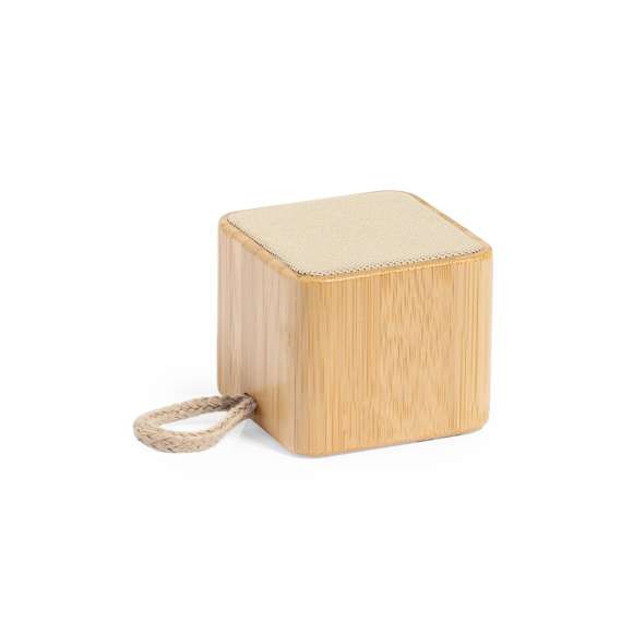 Altavoz inalámbrico con conexión Bluetooth y 3W potencia. Con carcasa en bambú natural en combinación recubrimiento superior de algodón. De tamaño compacto y con práctica asa de transporte en algodón. Batería de litio de 300mAh, con cable de carga Tipo C incluido. Presentado en caja individual de diseño kraft. Disponible manual de instrucciones en español e inglés.Materiales como el bambú fomentan la utilización de materias primas naturales reduciendo las emisiones contaminantes. Proviene de una planta de gran resistencia, versatilidad de crecimiento y de regeneración rápida, siendo una excelente alternativa al uso de madera tradicional.