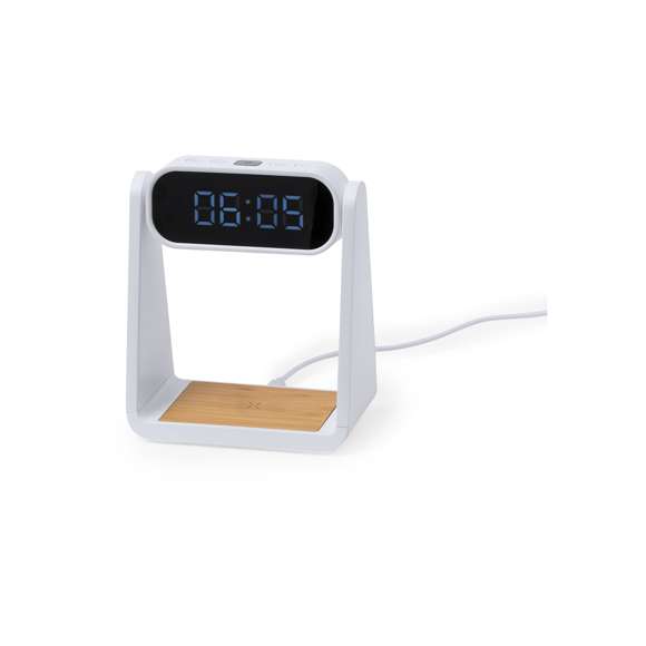Reloj multifunción con pantalla retroiluminada, función lámpara y cargador inalámbrico 10W integrado. Fabricado en resistente ABS y bambú, de elegante diseño en color blanco, con funciones hora (12/24h) y alarma (3) . Pantalla con intensidad regulable, compatible con dispositivos equipados con tecnología de carga inalámbrica Qi y lámpara con 6 LEDs. Presentado en caja individual de diseño kraft y protector de papel, con manual de instrucciones en español en inglés.Elaborado con elementos vegetales para así fomentar la utilización de materias primas naturales y reducir las emisiones contaminantes.