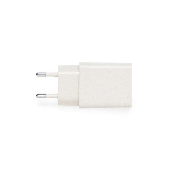 Cargador USB de pared con carga rápida, fabricado en fibra de trigo. Salida USB y Tipo C. Enchufe europeo y presentado en atractiva caja individual de diseño kraft.La caña de trigo fomenta la utilización de materias primas naturales, reduciendo así las emisiones contaminantes.