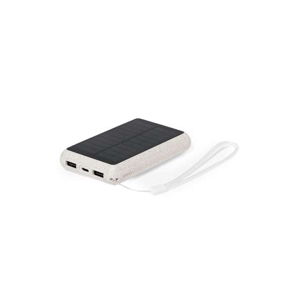 Batería auxiliar externa de recarga solar fabricada en fibra de trigo. De 5.000 mAh capacidad de carga. Con conector de entrada/salida Tipo C + salidas USB. Incluye panel fotovoltáico que brinda la facilidad de recargar la batería en cualquier espacio exterior sin necesidad de conexión. Presentado en una caja de diseño de kraft.Tipo C Entrada/Salida: 5V DC 2.4A, 12W2 Saidas USB: 5V DC 2.4A, 12WLas capacidades mostradas en todas nuestras baterías auxiliares externas son reales, incorporando todas ellas baterías de grado A y no recicladas, con una vida útil de al menos 500 ciclos de carga y según normativa CE. Además, están fabricadas conforme a los estándares RoHS y en cumplimiento con los siguientes requisitos de seguridad:Sistema de protección contra sobrecarga del power bank.Sistema de protección contra descarga completa que proporciona una mayor durabilidad del power bank.Sistema de bloqueo para evitar cortocircuitos.Sistema de transferencia de carga constante, acorde con la capacidad del dispositivo de destino.La caña de trigo fomenta la utilización de materias primas naturales, reduciendo así las emisiones contaminantes.