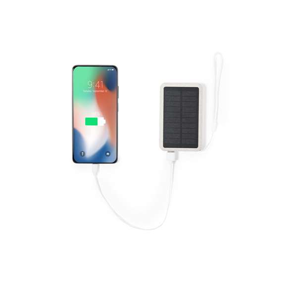 Batería auxiliar externa de recarga solar fabricada en fibra de trigo. De 5.000 mAh capacidad de carga. Con conector de entrada/salida Tipo C + salidas USB. Incluye panel fotovoltáico que brinda la facilidad de recargar la batería en cualquier espacio exterior sin necesidad de conexión. Presentado en una caja de diseño de kraft.Tipo C Entrada/Salida: 5V DC 2.4A, 12W2 Saidas USB: 5V DC 2.4A, 12WLas capacidades mostradas en todas nuestras baterías auxiliares externas son reales, incorporando todas ellas baterías de grado A y no recicladas, con una vida útil de al menos 500 ciclos de carga y según normativa CE. Además, están fabricadas conforme a los estándares RoHS y en cumplimiento con los siguientes requisitos de seguridad:Sistema de protección contra sobrecarga del power bank.Sistema de protección contra descarga completa que proporciona una mayor durabilidad del power bank.Sistema de bloqueo para evitar cortocircuitos.Sistema de transferencia de carga constante, acorde con la capacidad del dispositivo de destino.La caña de trigo fomenta la utilización de materias primas naturales, reduciendo así las emisiones contaminantes.