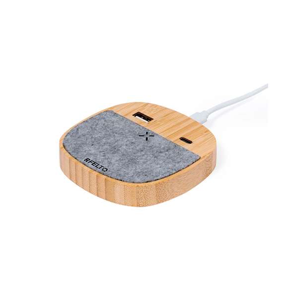 Cargador inalámbrico fabricado en bambú y fieltro RPET. Función de carga de 15W y compatible con dispositivos equipados con tecnología Qi. Incluye 2 salidas para multicarga de dispositivos: 1 salida tipo USB y una salida Tipo C. Con distintivo RPET. Amplia superficie de marcaje, presentado en atractiva caja de diseño kraft.El fieltro RPET reciclado es fruto de la combinación del proceso de reciclaje de materiales plásticos junto a la técnica milenaria de fabricación del fieltro, dando como resultado un material de eco-tendencia que, además de ser de origen reciclado, también se convierte en reciclable.