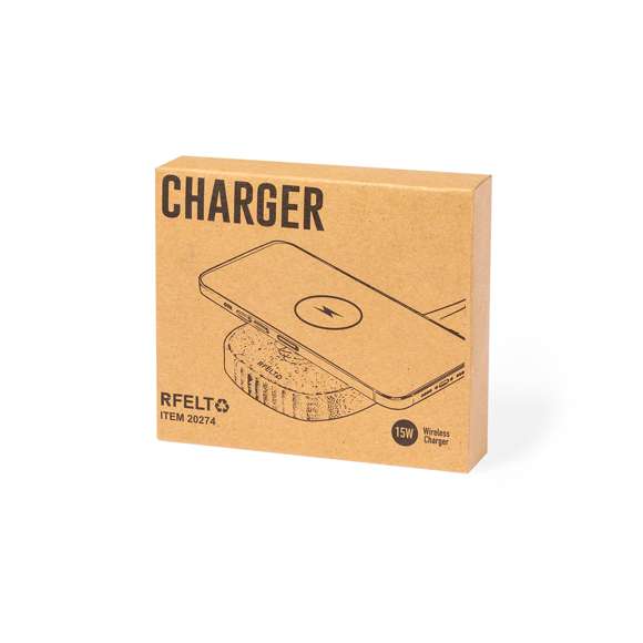 Cargador inalámbrico fabricado en bambú y fieltro RPET. Función de carga de 15W y compatible con dispositivos equipados con tecnología Qi. Incluye 2 salidas para multicarga de dispositivos: 1 salida tipo USB y una salida Tipo C. Con distintivo RPET. Amplia superficie de marcaje, presentado en atractiva caja de diseño kraft.El fieltro RPET reciclado es fruto de la combinación del proceso de reciclaje de materiales plásticos junto a la técnica milenaria de fabricación del fieltro, dando como resultado un material de eco-tendencia que, además de ser de origen reciclado, también se convierte en reciclable.