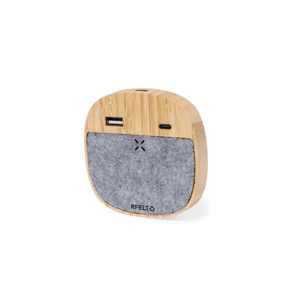 Cargador inalámbrico fabricado en bambú y fieltro RPET. Función de carga de 15W y compatible con dispositivos equipados con tecnología Qi. Incluye 2 salidas para multicarga de dispositivos: 1 salida tipo USB y una salida Tipo C. Con distintivo RPET. Amplia superficie de marcaje, presentado en atractiva caja de diseño kraft.El fieltro RPET reciclado es fruto de la combinación del proceso de reciclaje de materiales plásticos junto a la técnica milenaria de fabricación del fieltro, dando como resultado un material de eco-tendencia que, además de ser de origen reciclado, también se convierte en reciclable.