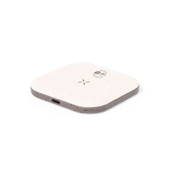 Cargador inalámbrico fabricado en fibra de café y algodón reciclado. Base antideslizante y compatible con dispositivos equipados con tecnología de carga Qi. Capacidad de carga de 15W, con cable negro Tipo C incluido. Con distintivos de fibra de café y algodón reciclado. Presentado en atractiva caja de diseño kraft, con manual de instrucciones en español e inglés.La fibra de café es una solución circular que se obtiene de la utilización de los residuos producidos en la obtención del café. Una alternativa sostenible que favorece la reducción del uso de plásticos, ahorrando energía en su proceso de fabricación y contribuyendo al cuidado del medio ambiente.Disponible certificación GRS (Global Recycled Standard / Estándar de Reciclaje Global), que garantiza el origen reciclado del material usado para fabricar el producto.