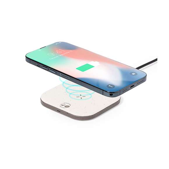 Cargador inalámbrico fabricado en fibra de café y algodón reciclado. Base antideslizante y compatible con dispositivos equipados con tecnología de carga Qi. Capacidad de carga de 15W, con cable negro Tipo C incluido. Con distintivos de fibra de café y algodón reciclado. Presentado en atractiva caja de diseño kraft, con manual de instrucciones en español e inglés.La fibra de café es una solución circular que se obtiene de la utilización de los residuos producidos en la obtención del café. Una alternativa sostenible que favorece la reducción del uso de plásticos, ahorrando energía en su proceso de fabricación y contribuyendo al cuidado del medio ambiente.Disponible certificación GRS (Global Recycled Standard / Estándar de Reciclaje Global), que garantiza el origen reciclado del material usado para fabricar el producto.