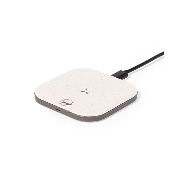 Cargador inalámbrico fabricado en fibra de café y algodón reciclado. Base antideslizante y compatible con dispositivos equipados con tecnología de carga Qi. Capacidad de carga de 15W, con cable negro Tipo C incluido. Con distintivos de fibra de café y algodón reciclado. Presentado en atractiva caja de diseño kraft, con manual de instrucciones en español e inglés.La fibra de café es una solución circular que se obtiene de la utilización de los residuos producidos en la obtención del café. Una alternativa sostenible que favorece la reducción del uso de plásticos, ahorrando energía en su proceso de fabricación y contribuyendo al cuidado del medio ambiente.Disponible certificación GRS (Global Recycled Standard / Estándar de Reciclaje Global), que garantiza el origen reciclado del material usado para fabricar el producto.
