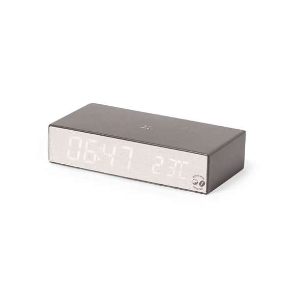 Reloj multifunción con cargador inalámbrico 10W integrado. Fabricado en en fibra de café y algodón reciclado. Función hora (12/24h), alarma, con intensidad de luz regulable. Alimentación mediante conexión USB. Compatible con dispositivos equipados con tecnología de carga inalámbrica y presentado en atractiva caja de diseño kraft. Con distintivo de fibra de café y algodón reciclado. Incluye manual de instruccions en español e inglés.La fibra de café es una solución circular que se obtiene de la utilización de los residuos producidos en la obtención del café. Una alternativa sostenible que favorece la reducción del uso de plásticos, ahorrando energía en su proceso de fabricación y contribuyendo al cuidado del medio ambiente.Disponible certificación GRS (Global Recycled Standard / Estándar de Reciclaje Global), que garantiza el origen reciclado del material usado para fabricar el producto.