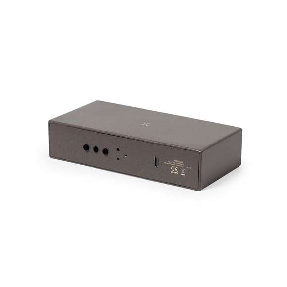 Reloj multifunción con cargador inalámbrico 10W integrado. Fabricado en en fibra de café y algodón reciclado. Función hora (12/24h), alarma, con intensidad de luz regulable. Alimentación mediante conexión USB. Compatible con dispositivos equipados con tecnología de carga inalámbrica y presentado en atractiva caja de diseño kraft. Con distintivo de fibra de café y algodón reciclado. Incluye manual de instruccions en español e inglés.La fibra de café es una solución circular que se obtiene de la utilización de los residuos producidos en la obtención del café. Una alternativa sostenible que favorece la reducción del uso de plásticos, ahorrando energía en su proceso de fabricación y contribuyendo al cuidado del medio ambiente.Disponible certificación GRS (Global Recycled Standard / Estándar de Reciclaje Global), que garantiza el origen reciclado del material usado para fabricar el producto.