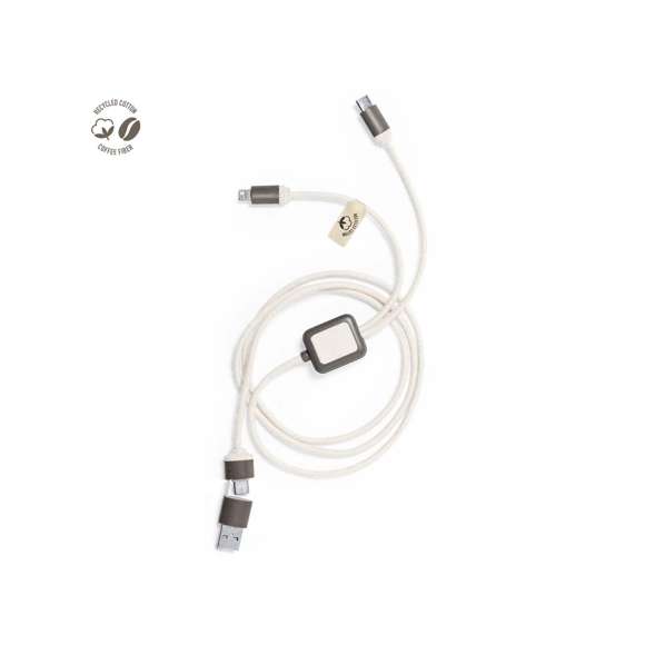 Cable cargador fabricado en fibra de café, con cables recubiertos en algodón reciclado. Conexiones de entrada Tipo C y USB, con salidas Tipo C, Lightning y Micro USB. 5V DC 2.4A. Con distintivos de fibra de café y algodón reciclado. Presentado en bolsa individual de diseño kraft con autocierre.La fibra de café es una solución circular que se obtiene de la utilización de los residuos producidos en la obtención del café. Una alternativa sostenible que favorece la reducción del uso de plásticos, ahorrando energía en su proceso de fabricación y contribuyendo al cuidado del medio ambiente. Disponible certificación GRS (Global Recycled Standard / Estándar de Reciclaje Global), que garantiza el origen reciclado del material usado para fabricar el producto.
